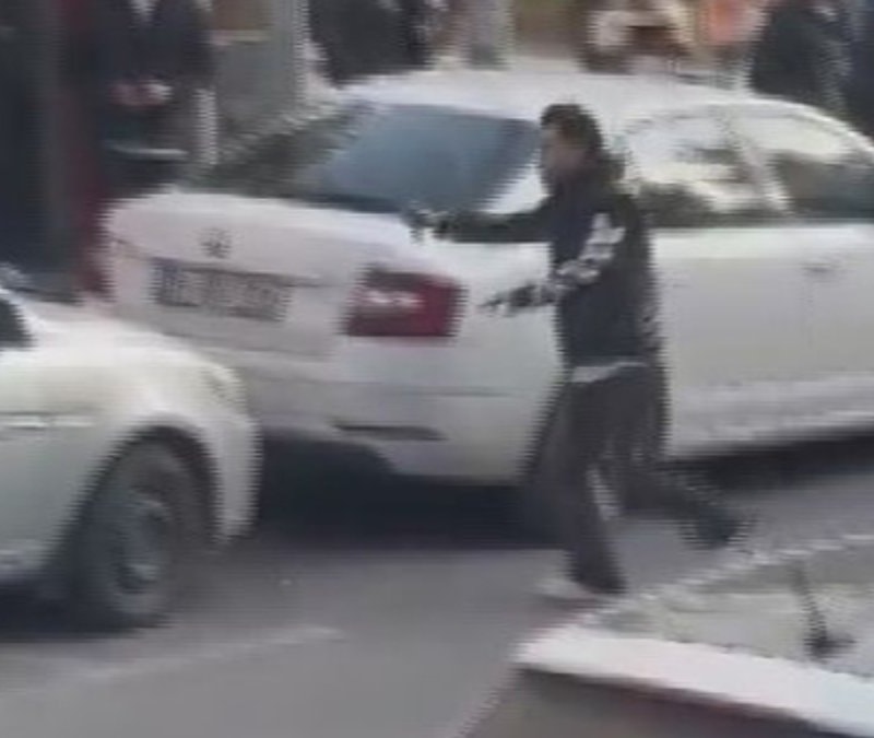 İstanbul Fatih'te etrafa rastgele bıçakla saldıran şahıs kameraya yansıdı