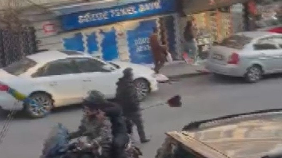 İstanbul'da etrafa rastgele bıçakla saldıran şüpheli cep telefonuyla görüntülendi