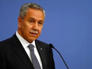 Bülent Arınç, eşiyle umreye gitti