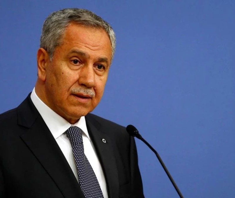 Bülent Arınç eşiyle umreye gitti