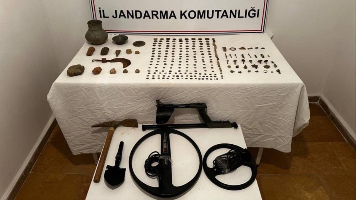 Bilecik'te tarihi eser operasyonu: Evden 349 parça çıktı