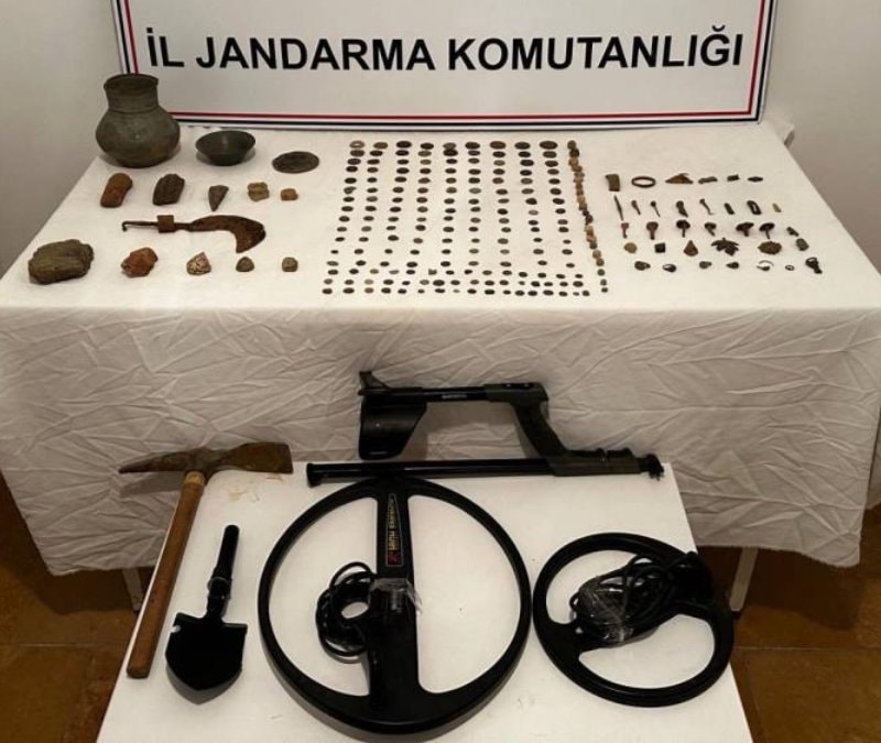 Bilecik'te tarihi eser operasyonu: Evden 349 parça çıktı