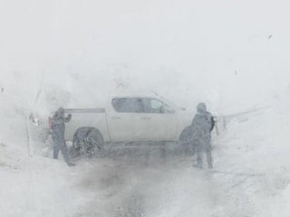 Hakkari'de zirvede mahsur kalanlar kurtarıldı