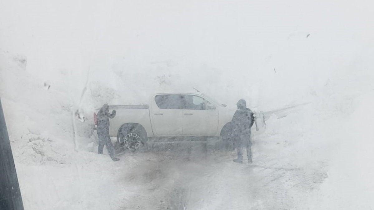 Hakkari'de zirvede mahsur kalanlar kurtarıldı