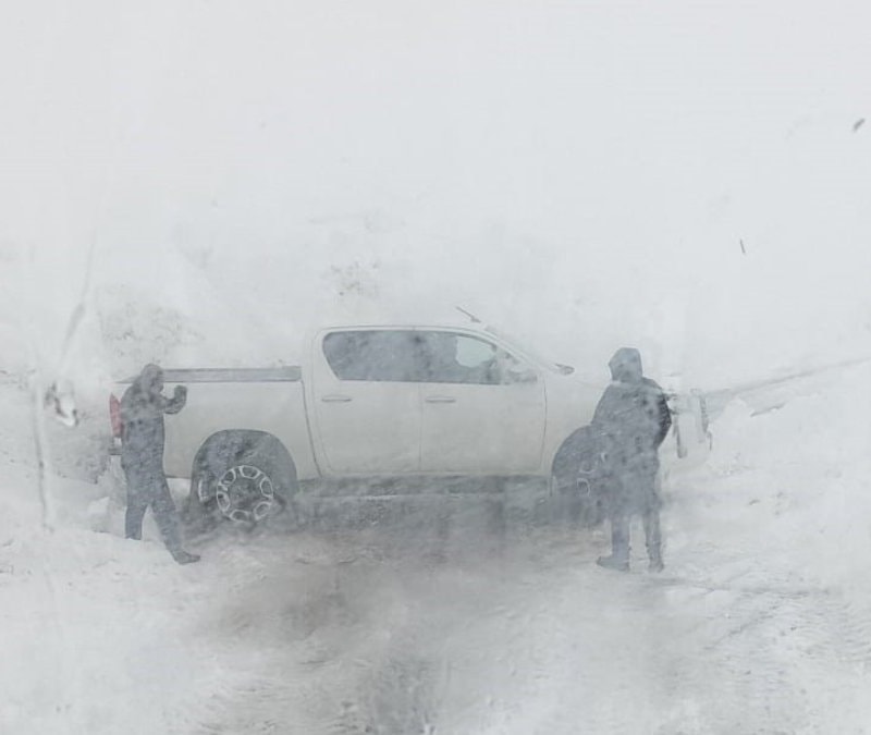 Hakkari'de zirvede mahsur kalanlar kurtarıldı