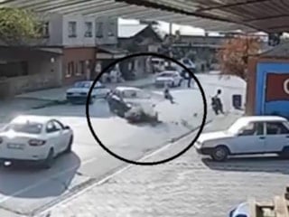 Hatay’da motosiklet sürücüsü, çarpışmanın etkisiyle havaya savruldu