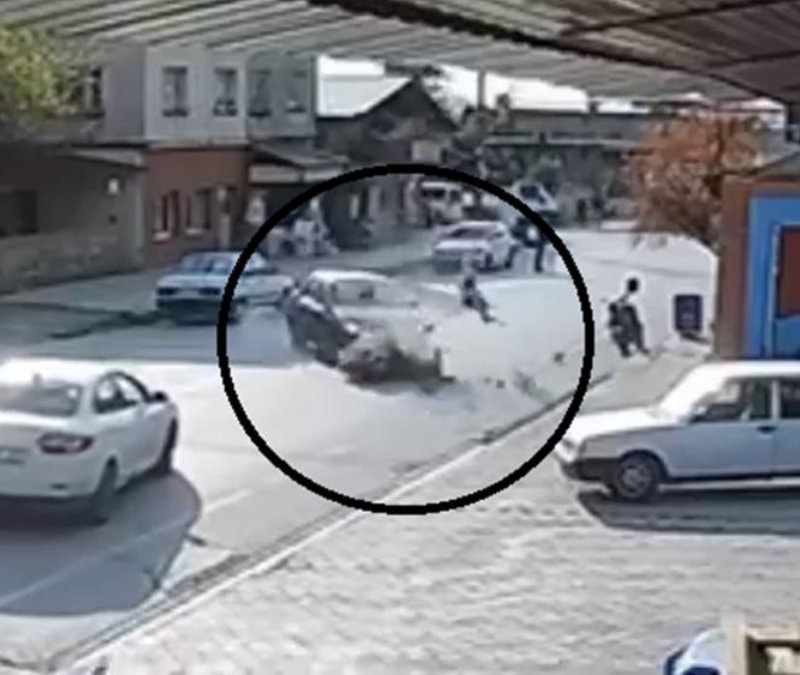 Hatay’da motosiklet sürücüsü, çarpışmanın etkisiyle havaya savruldu