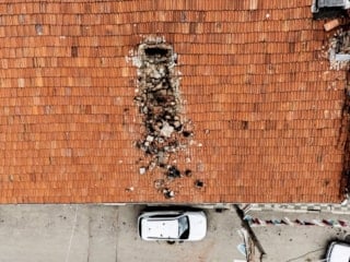 Bursa’da çürüyen baca, park halindeki otomobilin üzerine devrildi