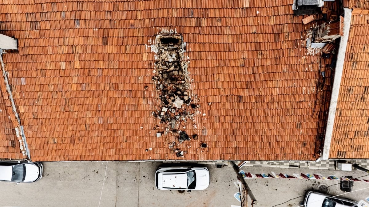 Bursa’da çürüyen baca, park halindeki otomobilin üzerine devrildi