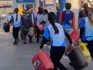 Tayland'da yakıt alabilmek için sıra yarışı