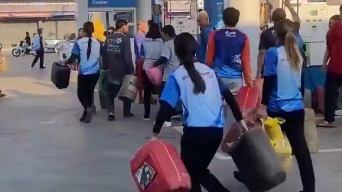 Tayland'da yakıt alabilmek için sıra yarışı