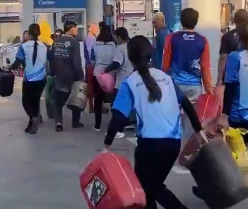 Tayland'da yakıt alabilmek için sıra yarışı