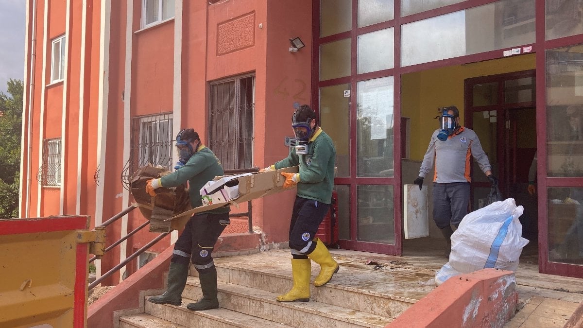 Mersin'de ekipler evden kamyonlarla çöp çıkardı