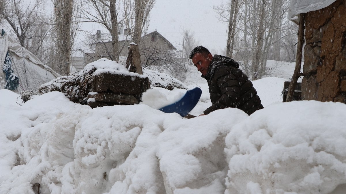Van'da kar yağışıyla mücadele sürüyor