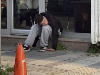 Sakarya madde etkisindeki genç kendinden geçti, ambulansı görünce kaçtı