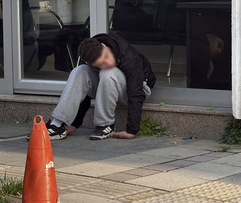 Sakarya'da madde etkisindeki genç kendinden geçti, ambulansı görünce kaçtı