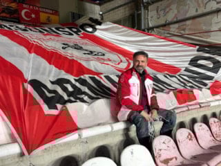 Samsunspor taraftarı, yaptırdığı bayrakla tüm Avrupa deplasmanlarına gitti