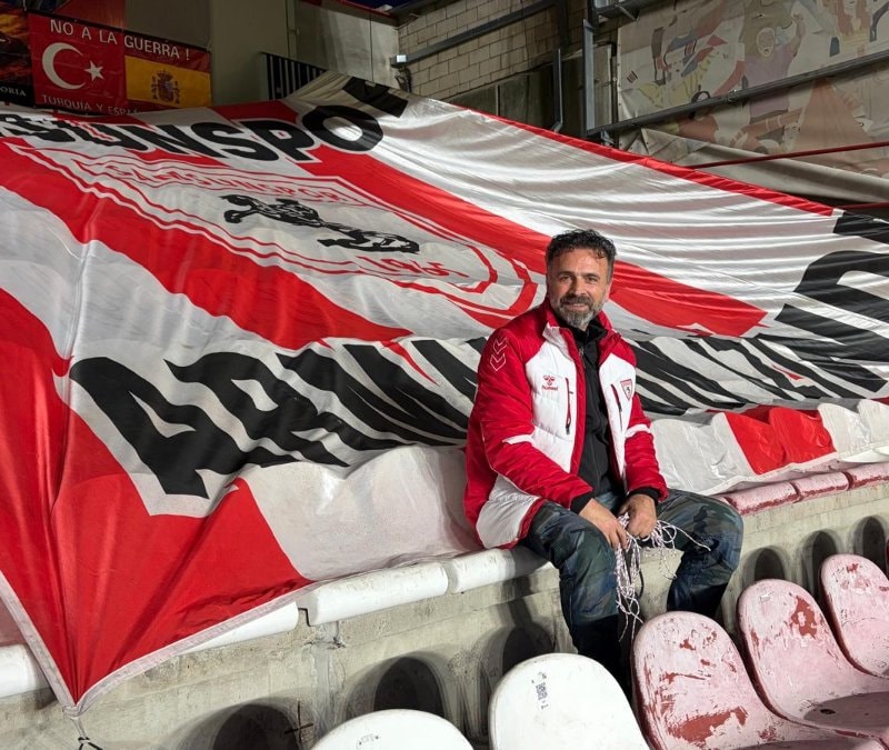 Samsunspor taraftarı, yaptırdığı bayrakla tüm Avrupa deplasmanlarına gitti