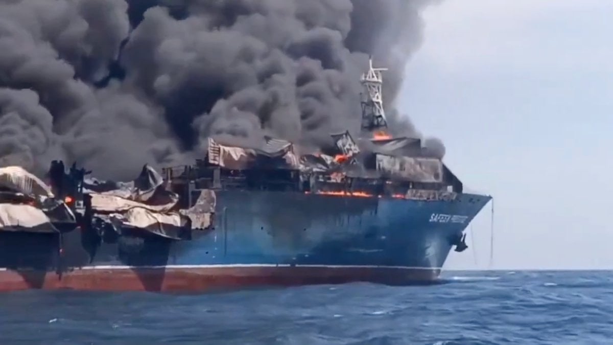 Hürmüz Boğazı'ndan 2 günde 7 gemi geçti: İzinsiz geçen gemiler alevler içinde