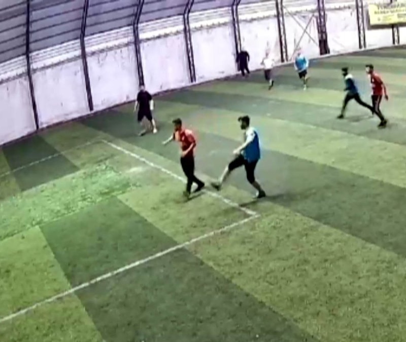 Kahramanmaraş'ta halı sahada göğsüne top isabet etti, kalbi durdu