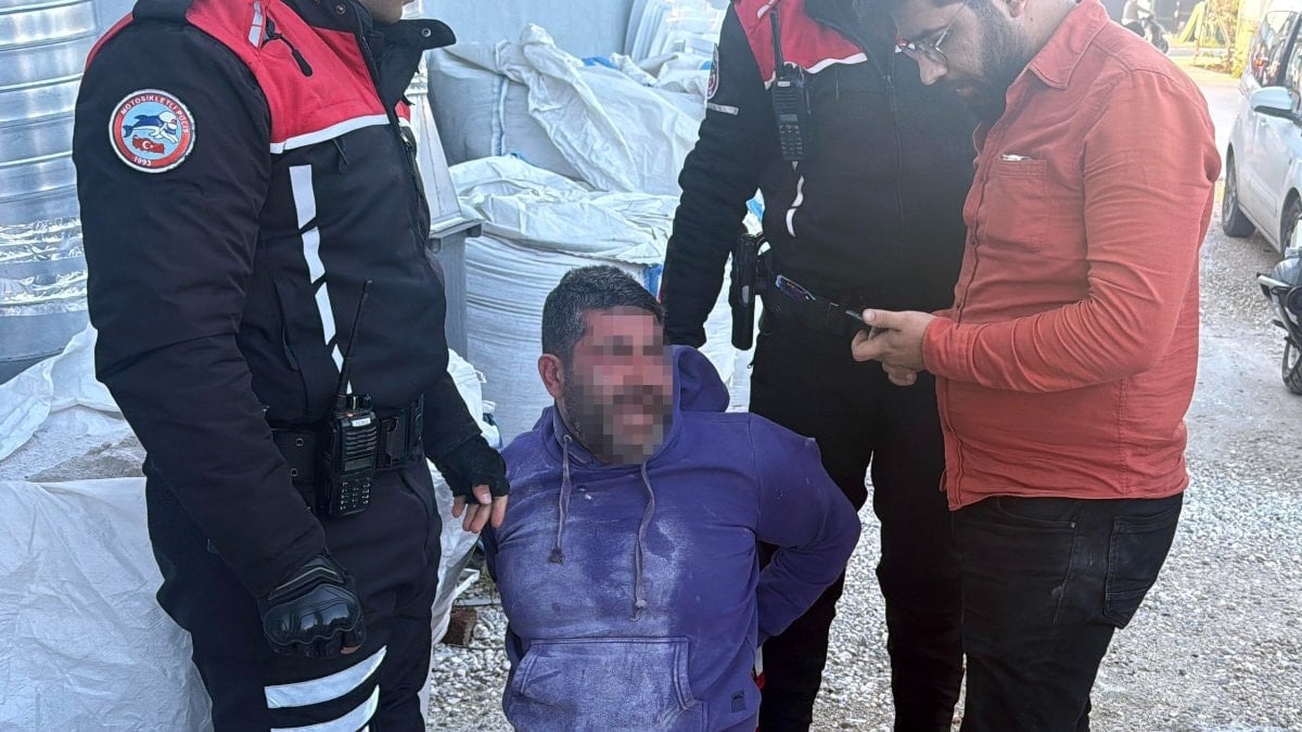 Antalya'da iş yerini yakmaya çalıştı