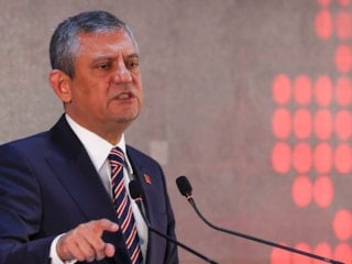 Özgür Özel'den Uşak Belediye Başkanı Özkan Yalım'a: Dimdik ayaktayız