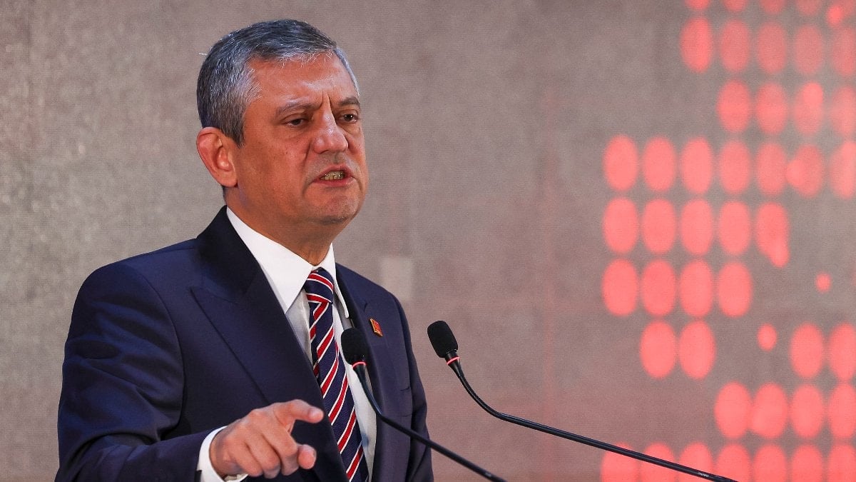 Özgür Özel'den Uşak Belediye Başkanı Özkan Yalım'a: Dimdik ayaktayız