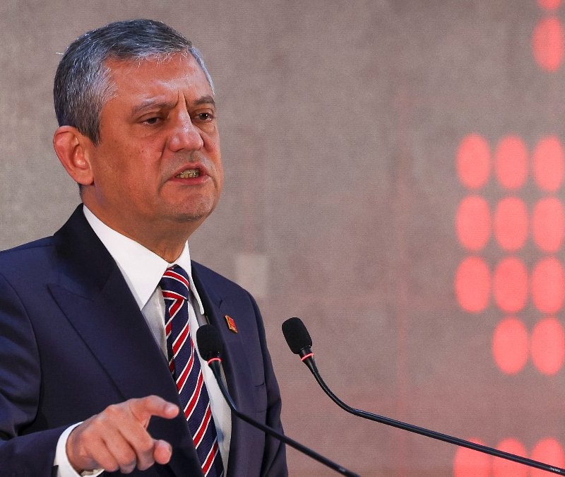 Özgür Özel'den Uşak Belediye Başkanı Özkan Yalım'a: Dimdik ayaktayız