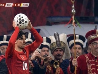 Ferdi Kadıoğlu ve mehter takımının o anı dünyada viral oldu