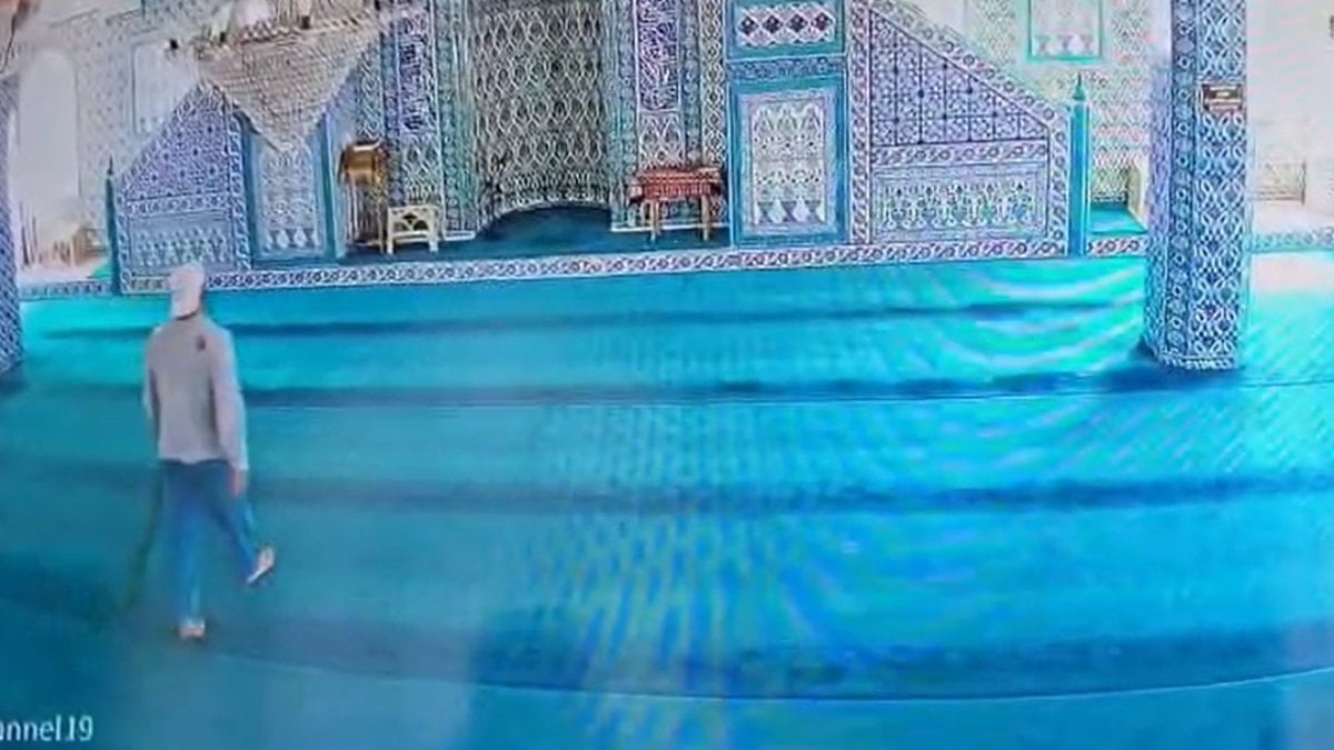 Bursa'da camide ses sistemlerine zarar verdi