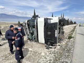 Burdur'da alkollü sürücünün kullandığı tır yan yattı: 1 yaralı