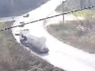 Karşı şeride geçen tanker, 2 otomobille çarpıştı; 3 yaralı