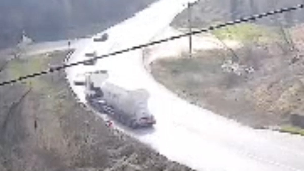 Karşı şeride geçen tanker, 2 otomobille çarpıştı; 3 yaralı