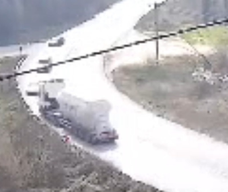 Karşı şeride geçen tanker, 2 otomobille çarpıştı; 3 yaralı