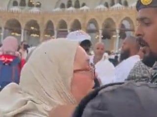 Umreye giden kadın, Kabe'nin örtüsünü kesti