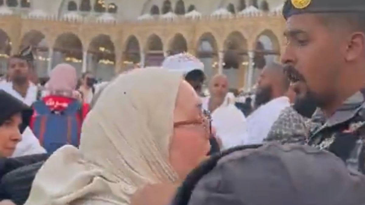 Umreye giden kadın, Kabe'nin örtüsünü kesti