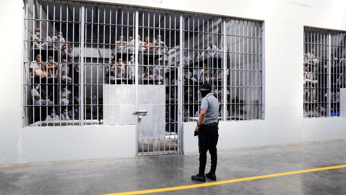 El Salvador'da suça sürüklenen çocuklara müebbet hapis yolu açıldı