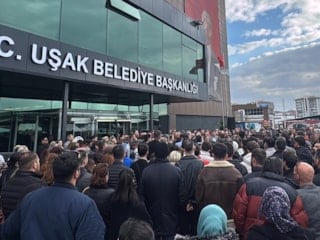 Uşak Belediyesi'ne yönelik operasyon: CHP'liler belediye önünde nöbet tutuyor