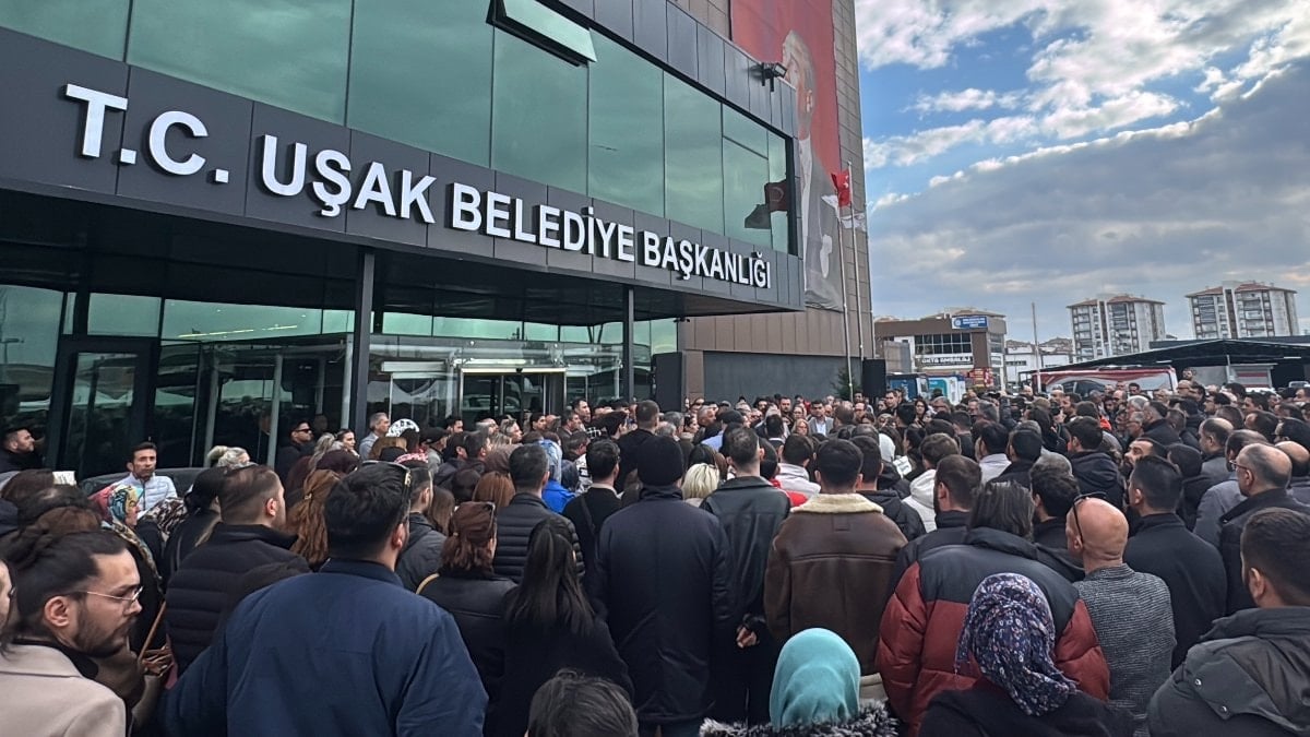 Uşak Belediyesi'ne yönelik operasyon: CHP'liler belediye önünde nöbet tutuyor