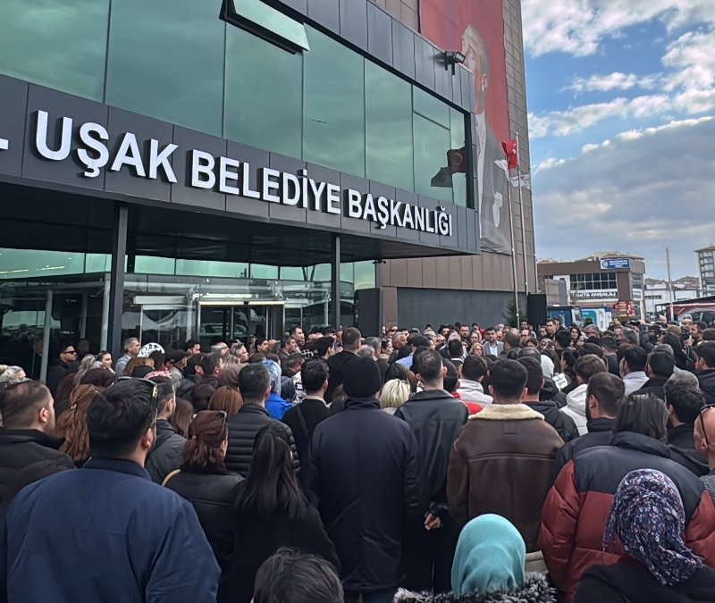 Uşak Belediyesi'ne yönelik operasyon: CHP'liler belediye önünde nöbet tutuyor