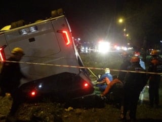 Antalya’da infaz koruma memurlarını taşıyan servis devrildi: 16 yaralı