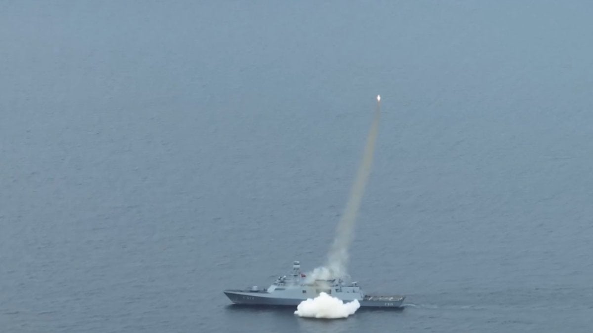 Gemisavar füzesi ATMACA'dan kara hedefine tam isabet