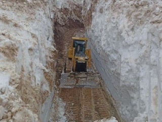Hakkari'de 8 metrelik kar tünelleri: İş makinesi içinde kayboldu