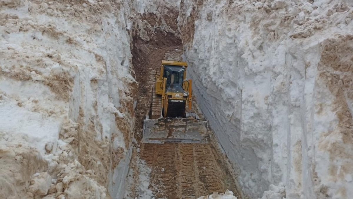 Hakkari'de 8 metrelik kar tünelleri: İş makinesi içinde kayboldu