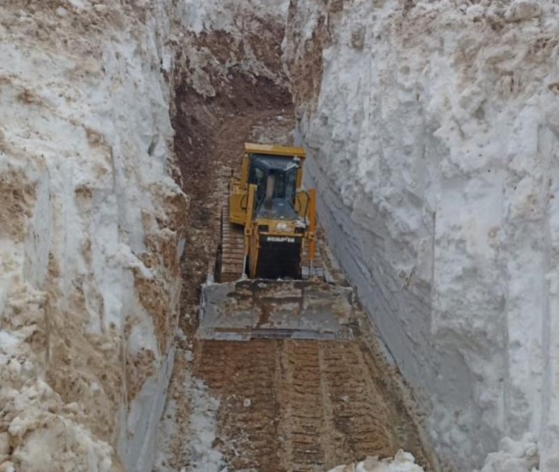 Hakkari'de 8 metrelik kar tünelleri: İş makinesi içinde kayboldu