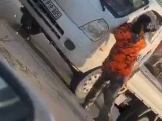 İstanbul Maltepe'de motosiklet sürücüsü kaskla kamyonetin camını kırdı