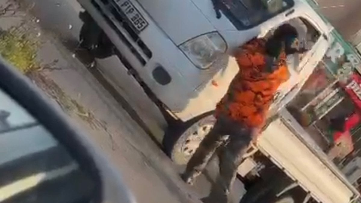 İstanbul Maltepe'de motosiklet sürücüsü kaskla kamyonetin camını kırdı