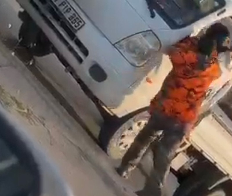 İstanbul Maltepe'de motosiklet sürücüsü kaskla kamyonetin camını kırdı