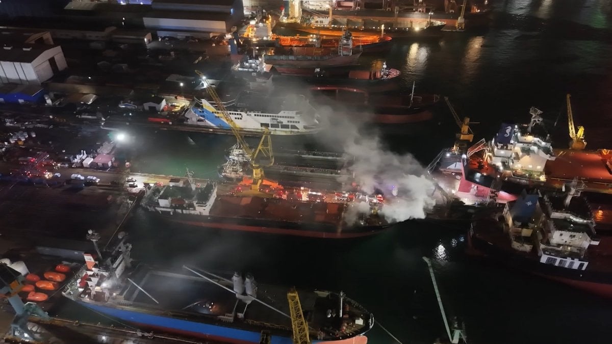 İstanbul'da kuru yük gemisinde yangın