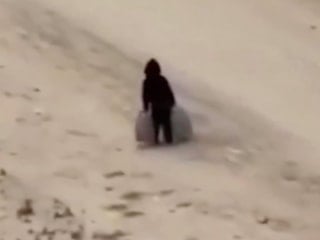 Gazze'de bir çocuk ağırlığınca iki su bidonu taşırken görüntülendi